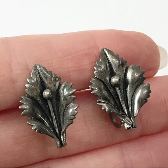 Antique Sterling Silver Botanical Lilly Flower Design Screw Back Earrings - Picture 1 of 14